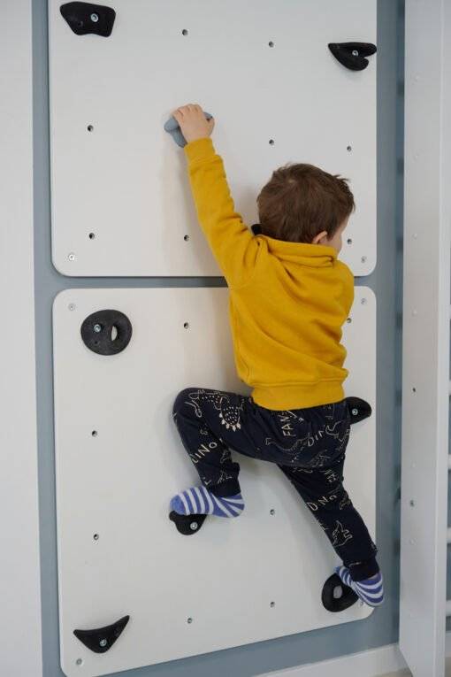 Weiße Kletterwand fürs Kinderzimmer – Bild 13