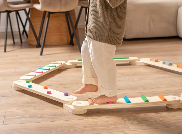 Sensorischer Balancierpfad aus Holz Regenbogen – Bild 7