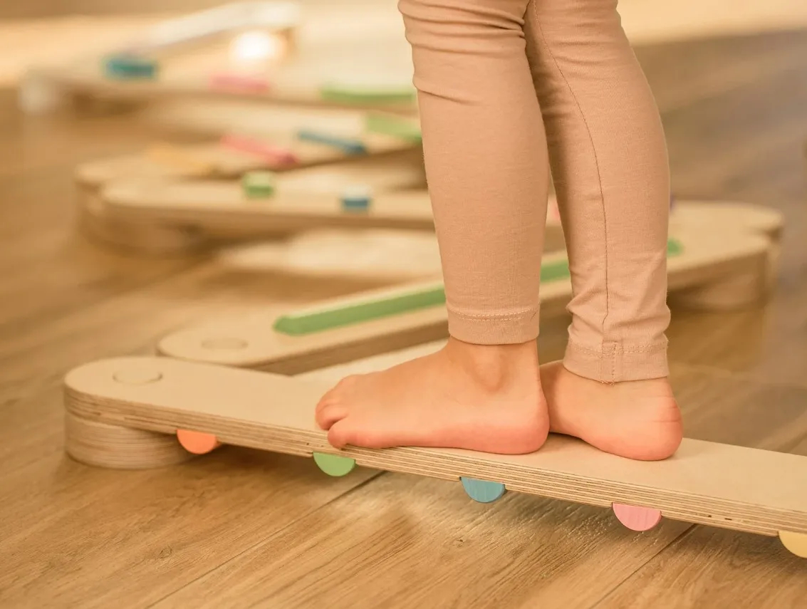 Sensorischer Balancierpfad aus Holz Regenbogen – Bild 4