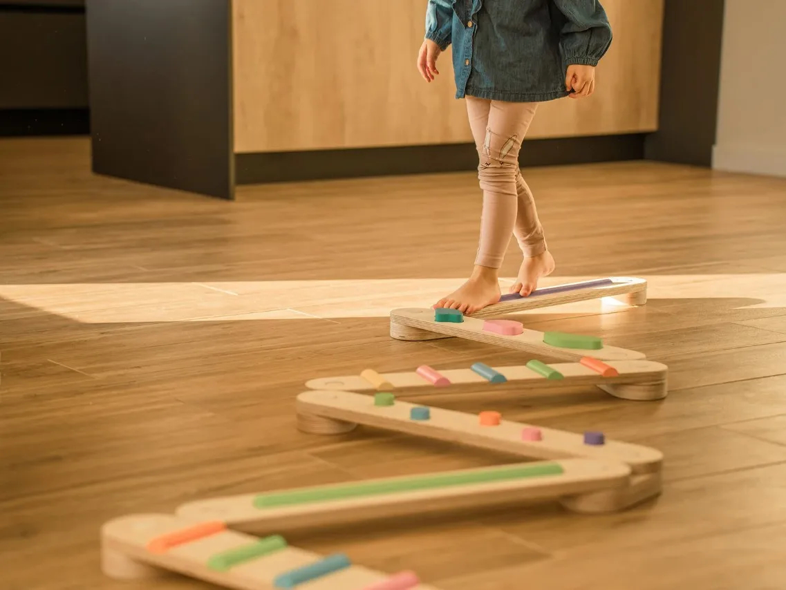 Sensorischer Balancierpfad aus Holz Regenbogen – Bild 5