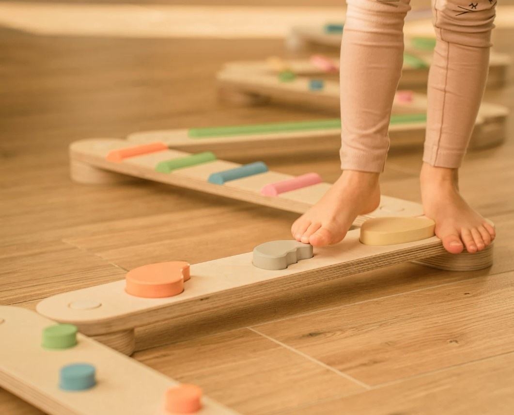 Sensorischer Balancierpfad aus Holz Regenbogen – Bild 3