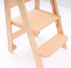 kitchen helper Max Lama 3