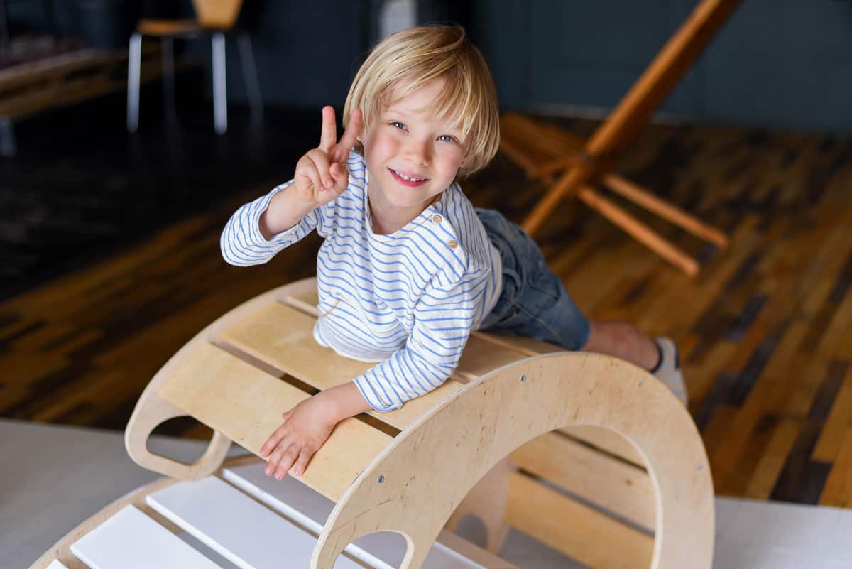 Kinderwippe aus Holz Sunny – Bild 3
