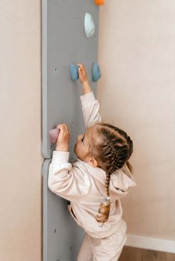 Alternative view of Graue Kletterwand fürs Kinderzimmer